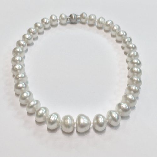 Collar de perlas australianas barrocas, de 14 mm a 17 mm de diámetro. Cierre de oro blanco, longitud 50 cm. PVP 1.900 €
